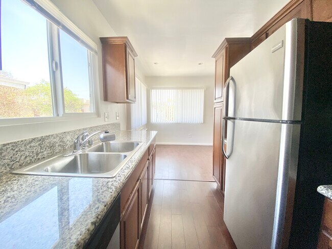 Foto del edificio - 825 Westbourne Dr