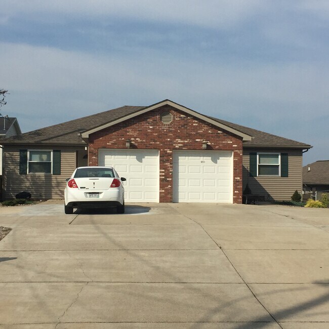Building Photo - 1097 Locust Dr
