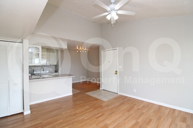 Foto del edificio - 8055 E Thomas Rd