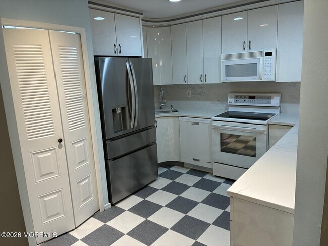 Building Photo - 131 Amberly Dr