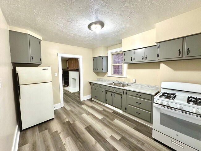 Foto del edificio - Updated 1 Bed/1 Bath Apartment in Greenfield - Private Deck, Central Heat & AC - Water/Sewage Inc...