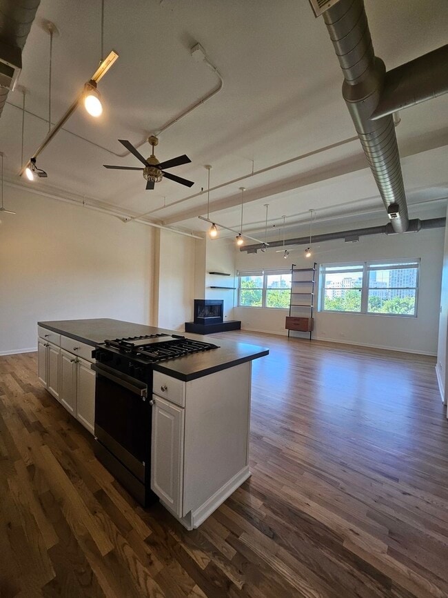 Building Photo - 809 N Racine Ave