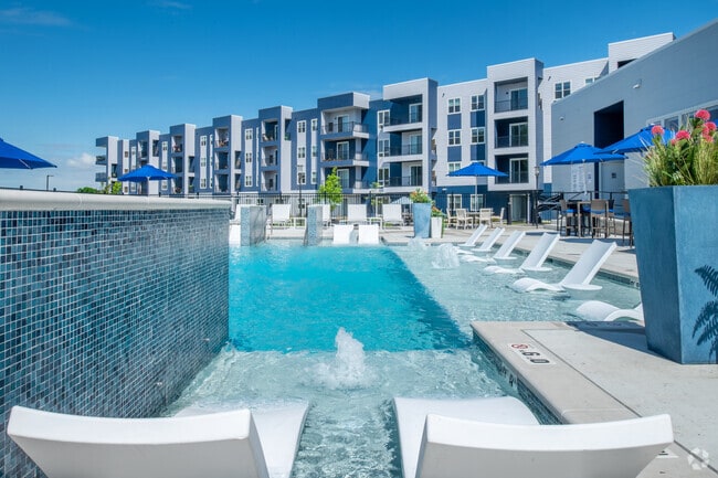 Pool - Signature Pointe
