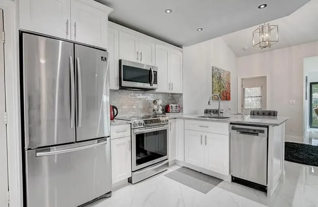 Foto del edificio - 8176 Waterline Dr