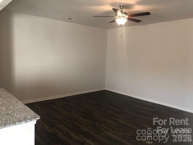 Building Photo - 3 bedroom townhome available now!