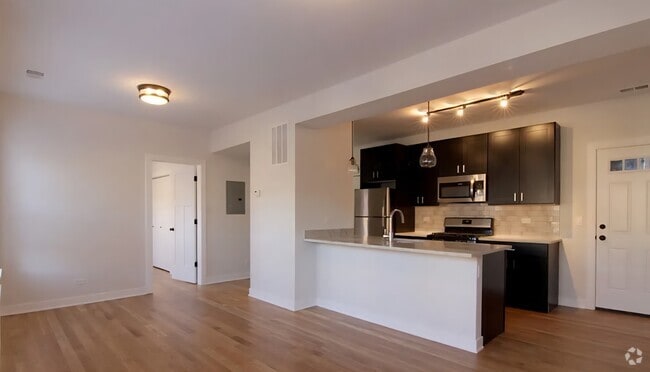 Building Photo - 2209 W Eastwood Ave