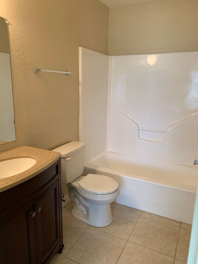 Foto del edificio - Newly refreshed spacious 2BD,2BR duplex in Eagle Lake, TX.