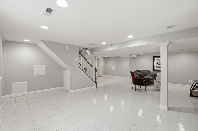 Foto del edificio - This inviting four bedroom, two bath home with a spacious detached two car garage is located in t...