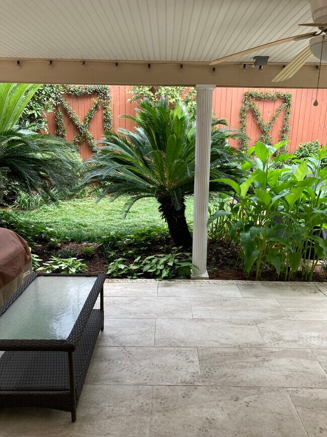 Hermoso jardín paisajístico con valla de madera y pasarela de ladrillo. - 1561 Webster St