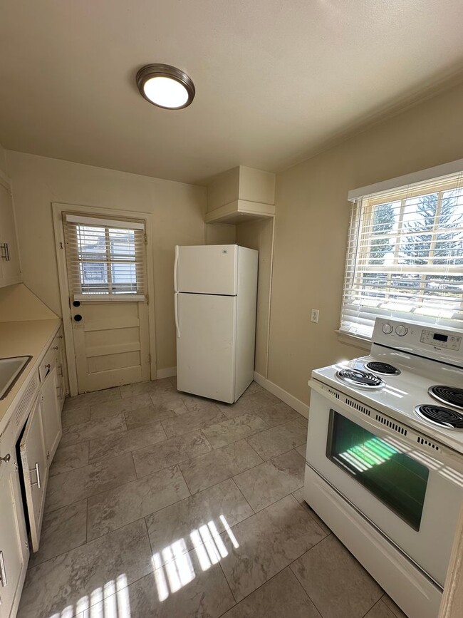 Building Photo - 2 BEDROOM, 1 BATHROOM APARTMENT
