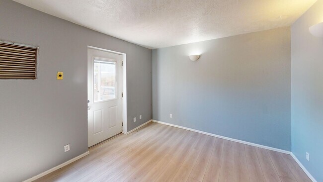 Foto del edificio - Downstairs Duplex