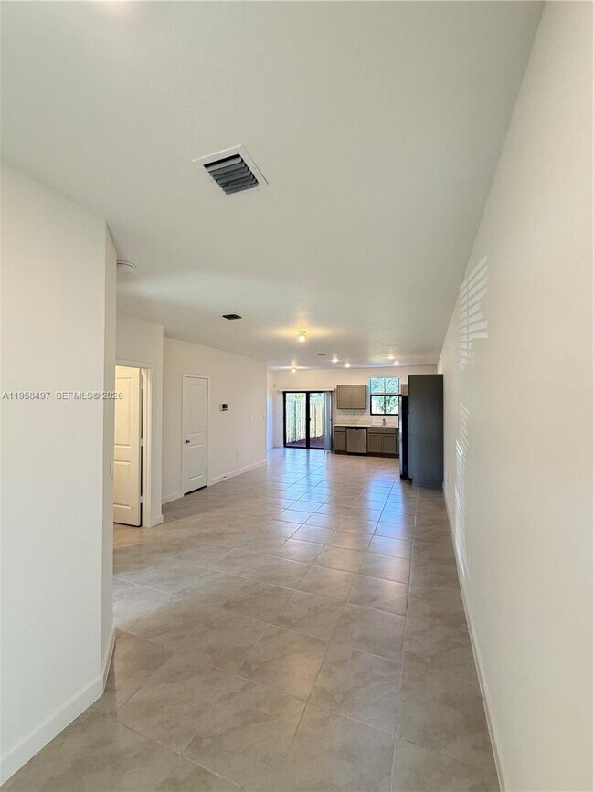 Building Photo - 323 NE 16th St