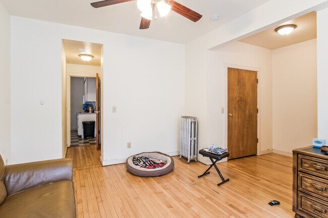 Foto del edificio - 223 S Mills St