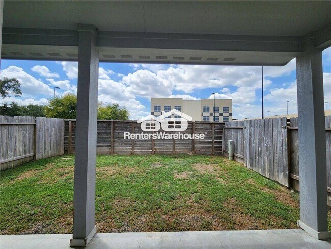 Building Photo - 1512 Lakeline Oak Dr