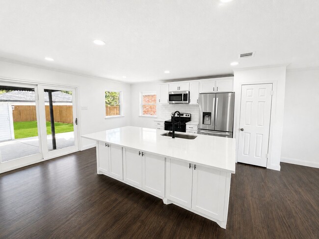 Building Photo - 2212 Larry Dr