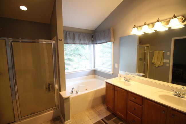 Building Photo - 3 Bed/2.5 Bath Home