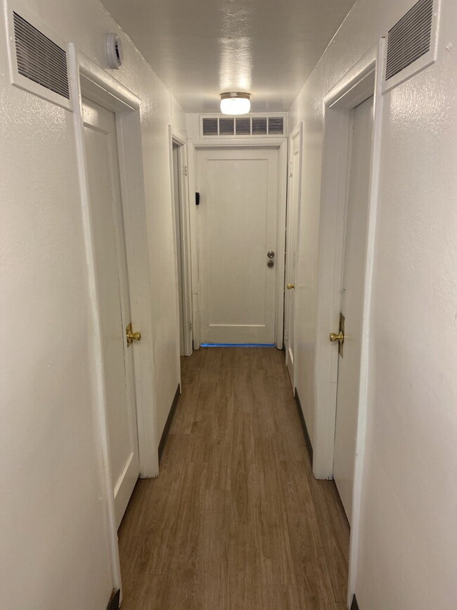 Building Photo - 2BD/1BA Basement Room on The Hill!