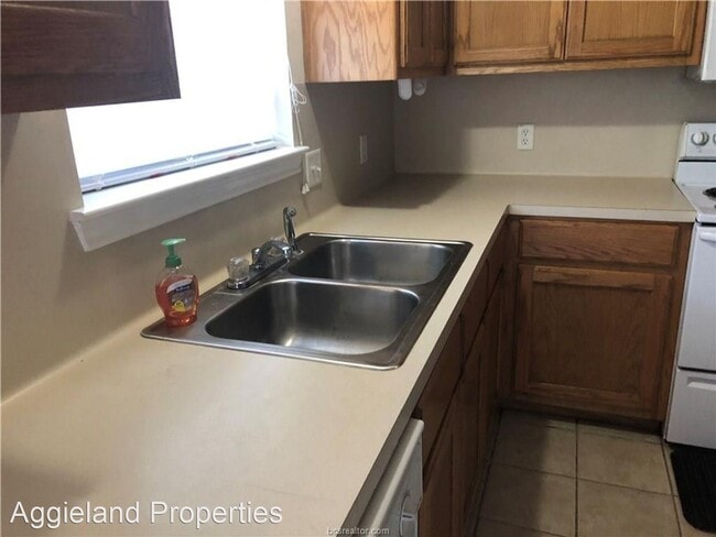 Building Photo - 3 br, 3 bath House - 905 Crepe Myrtle St