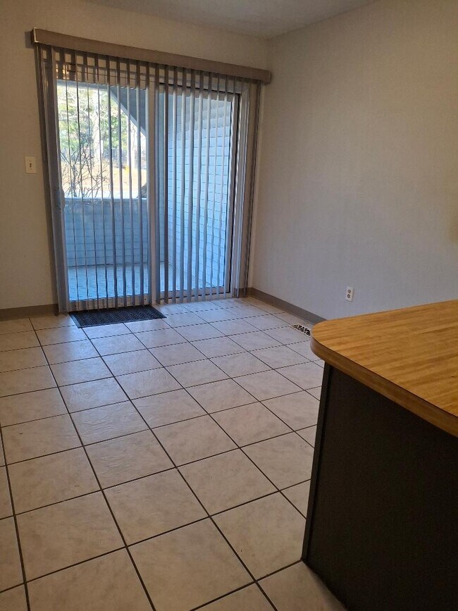 Comida - 247 Cottonwood Rd