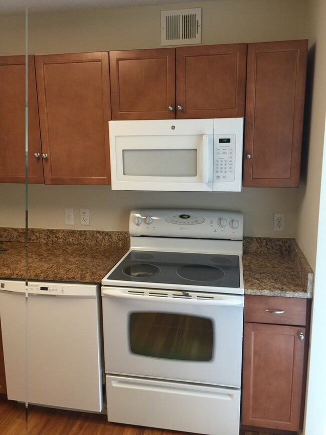 Building Photo - 2311 Pimmit Dr