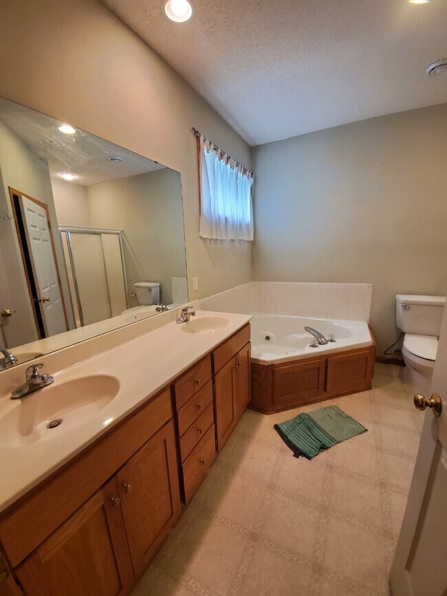 Building Photo - Twin Home in Brooklyn Park - FOR RENT