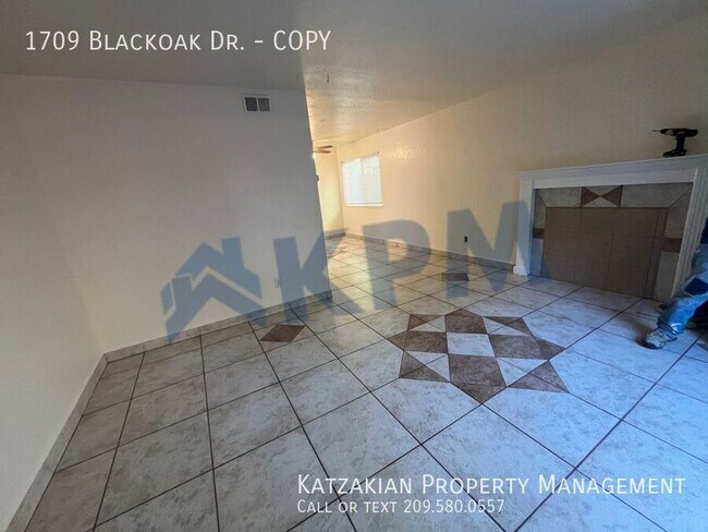 Building Photo - Charming 2-Bedroom Apartment