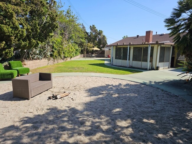 Photo - 1087 N Greengrove St House