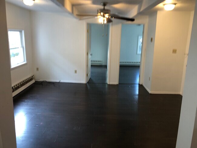 sala de estar a los dormitorios 2 y 3 - 93 W Seneca St