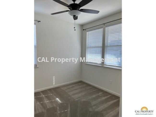 Building Photo - 4 Bedroom and 3 Bathroom house east of Sal...