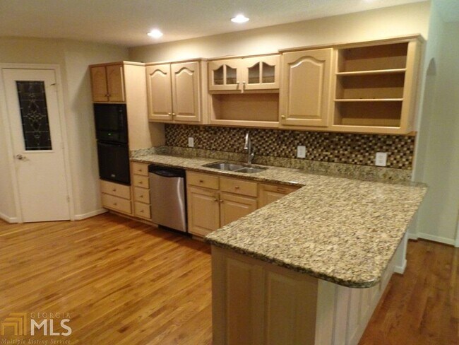 Building Photo - 379 White Oak Dr