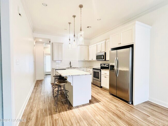Building Photo - 106 Rue Argenteuil