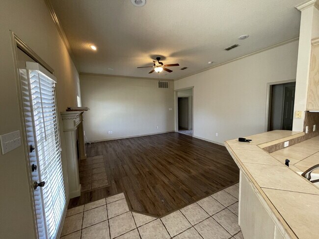 Foto del edificio - Beautiful 3/2/2 Plus Basement in Cooper district