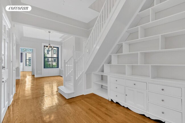 Building Photo - 579 5th St
