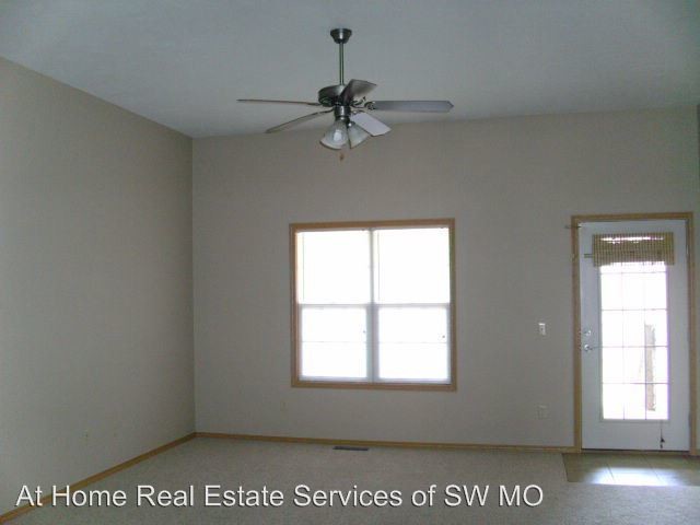 Building Photo - 3909-3911 S Timbercreek Ave