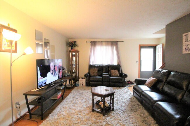 Building Photo - 3090 Highcliff Ct