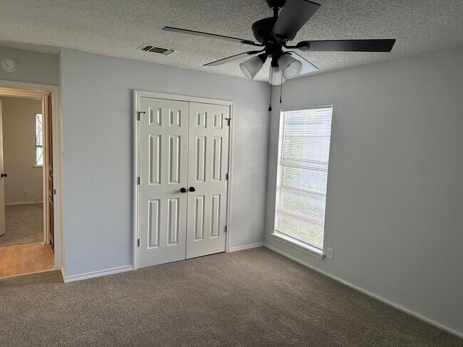 Foto del edificio - 5922 Lakedale St