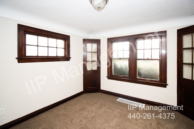 Building Photo - Modern and Charming 3 Bedroom in Maple Hei...