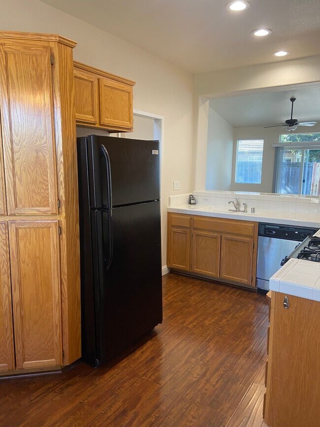 Building Photo - Cobble Hills Community - 3 Bdrm, 2 Bath