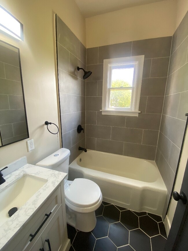 Building Photo - 2209 Shenandoah Ave