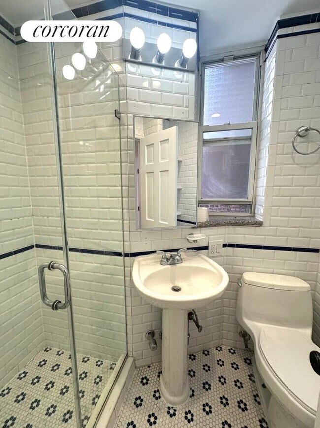 Foto del edificio - 326 W 47th St