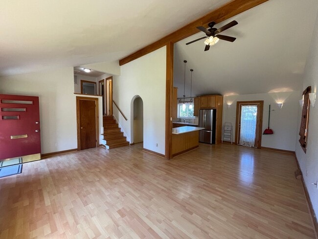 Building Photo - Split Level Home near Willow Lawn