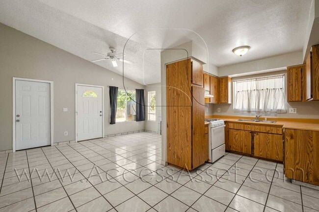 Building Photo - Spacious 3 Bed/2 Bath Home In Lake Elsinore!