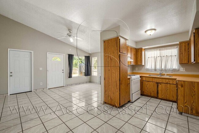 Foto del edificio - Spacious 3 Bed/2 Bath Home In Lake Elsinore!