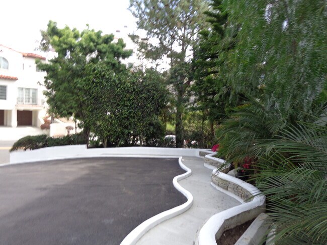 Building Photo - 412 Avenida Santa Barbara