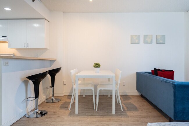 Building Photo - 1121 Rue De Bullion