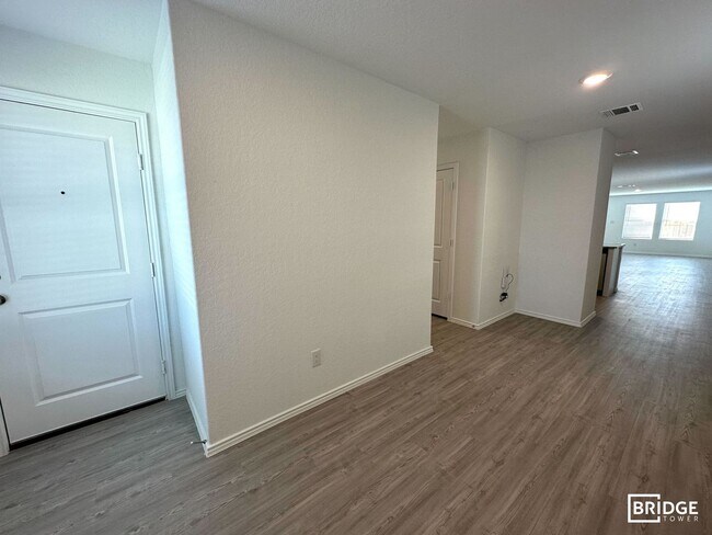 Building Photo - 2424 Lake Hls