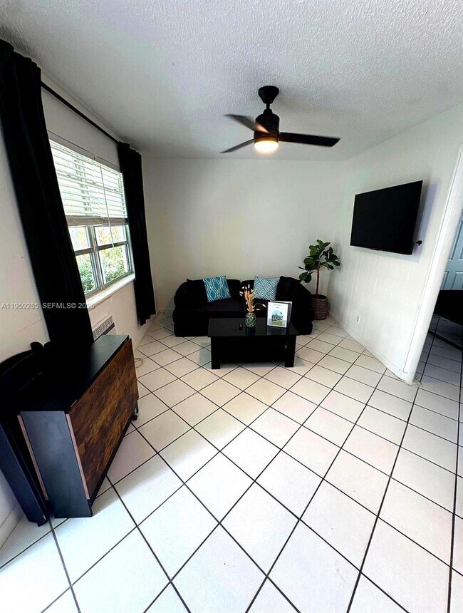 Foto del edificio - 3210 Canal Dr
