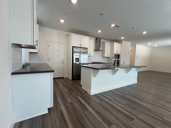 Foto del edificio - Gorgeous Like-New 4 Bedroom!