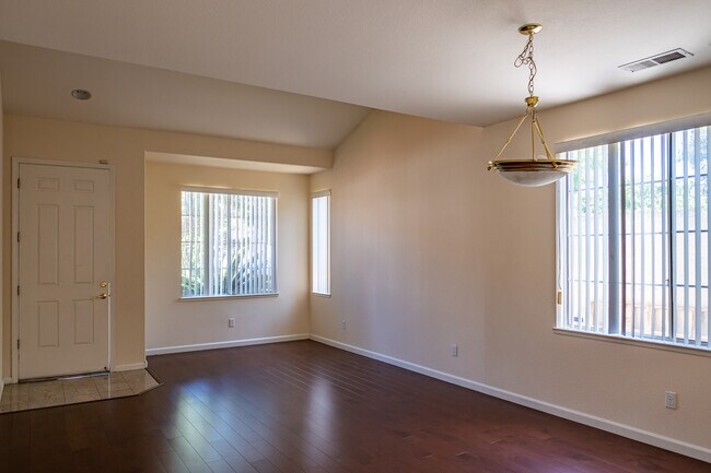 Foto del edificio - 5004 Cedar Oak Terrace