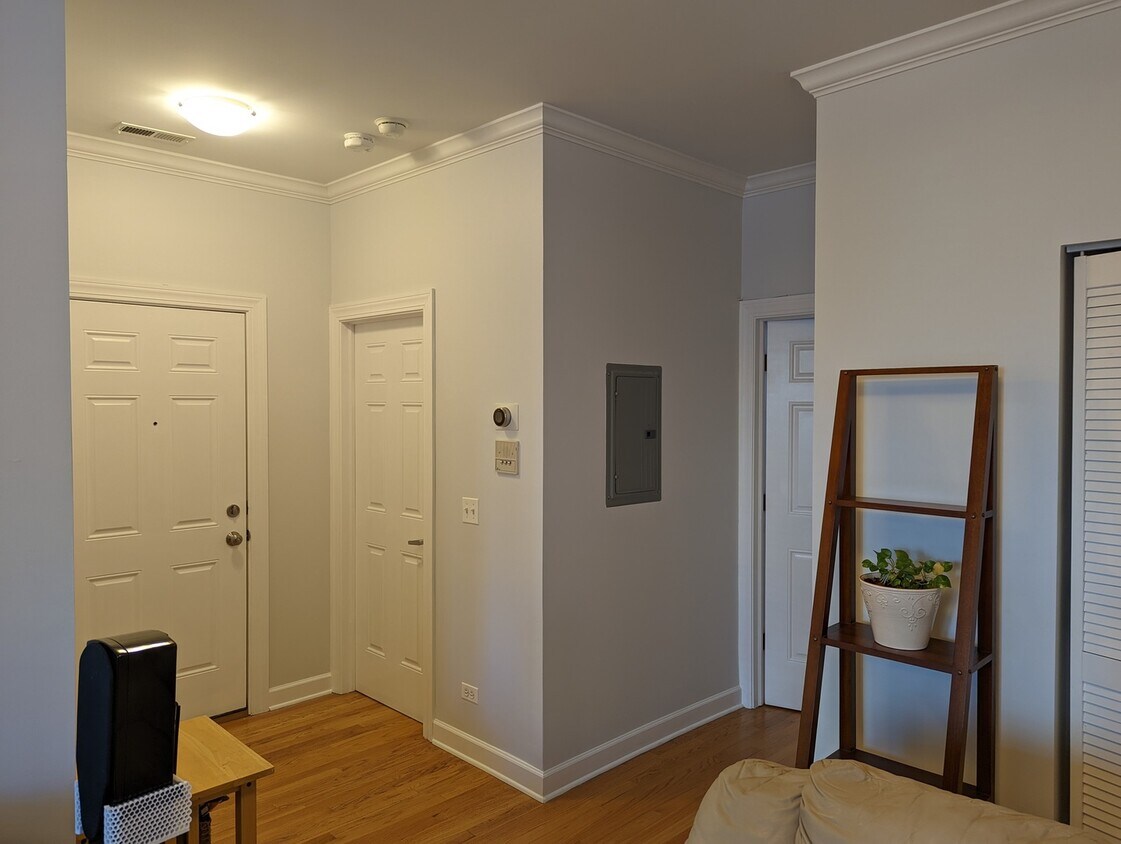 Primary Photo - 534 W Belmont Ave